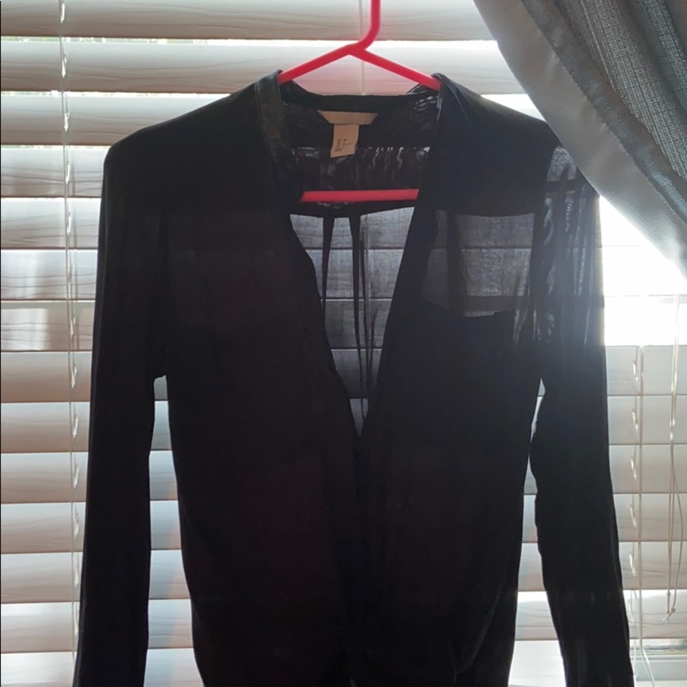 Black bouse. High neck. Leather detail.